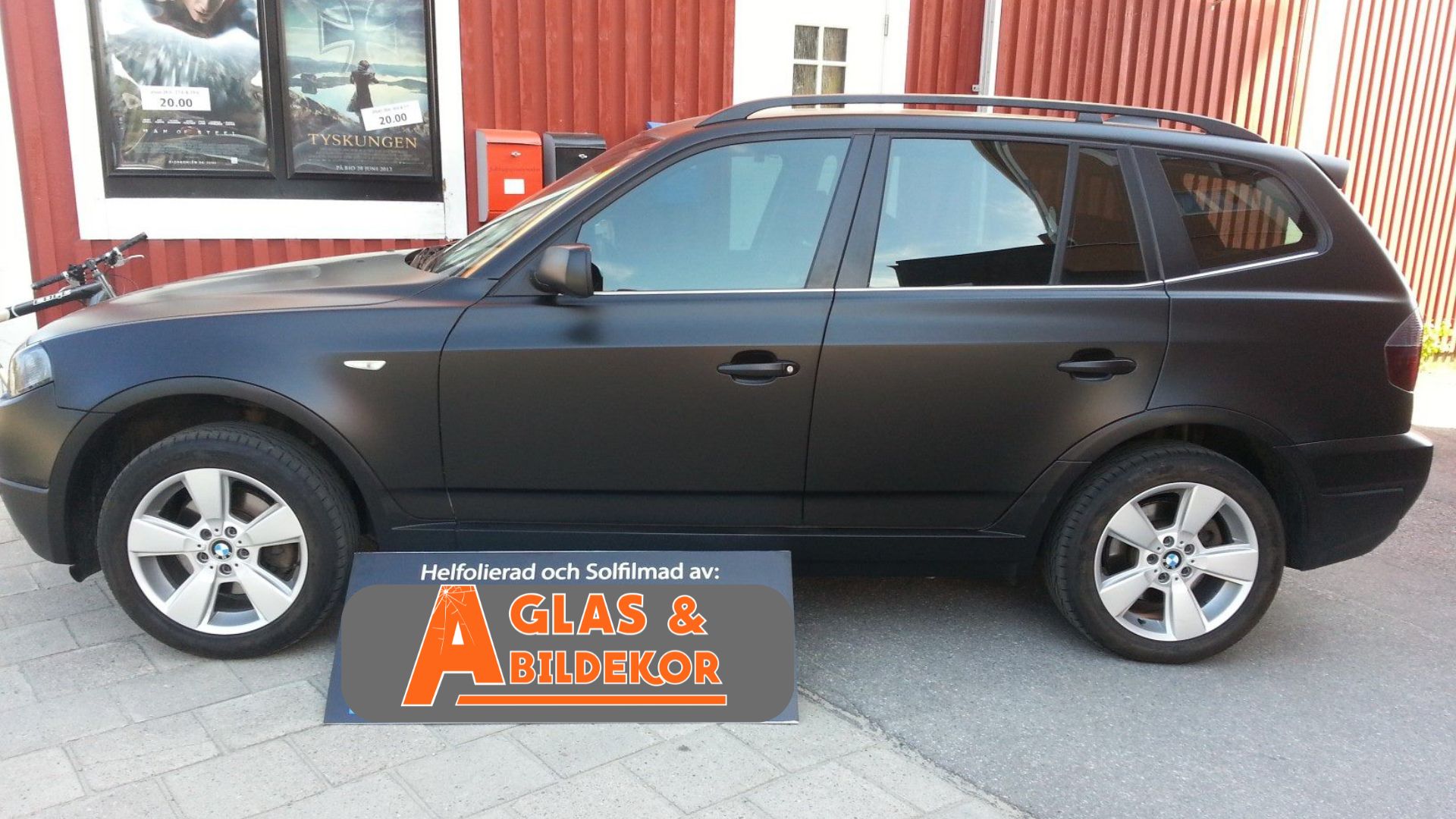 Bil som är folierad av Aglas i Kalix